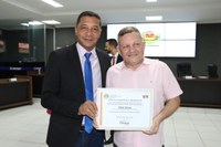 Arquiteto urbanista Edson Bueno recebe Moção de Congratulações da Câmara de Vereadores