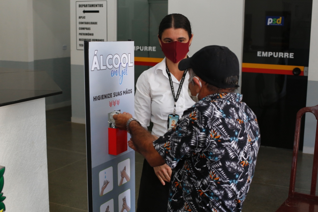 Câmara adquire display de álcool em gel para assepsia