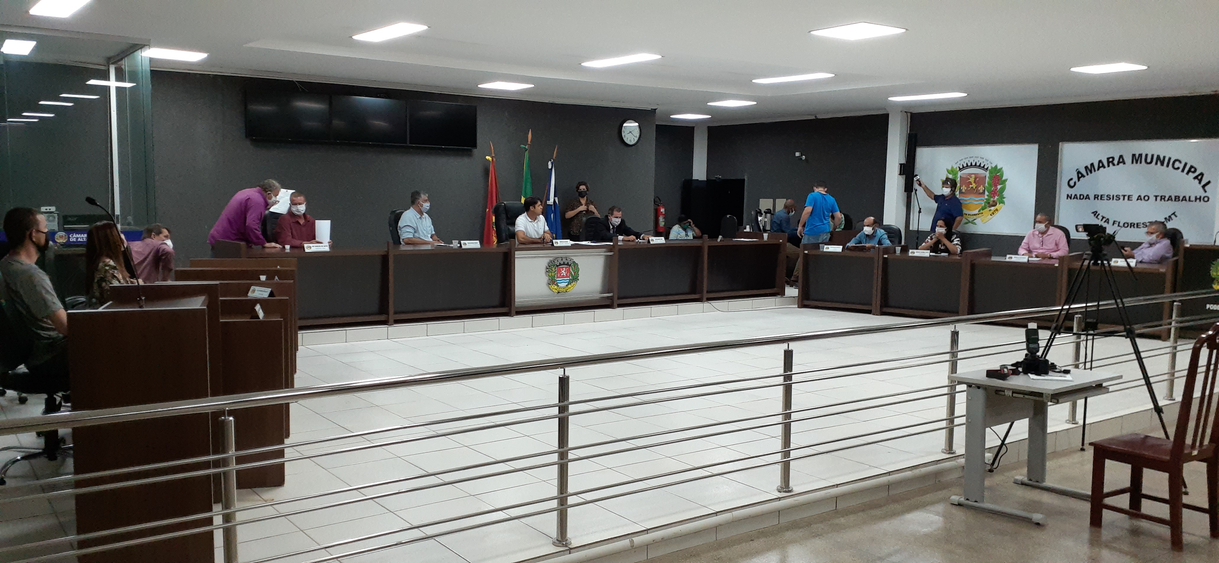 Câmara aprova projeto que transforma decreto em lei, com flexibilização de algumas atividades comerciais