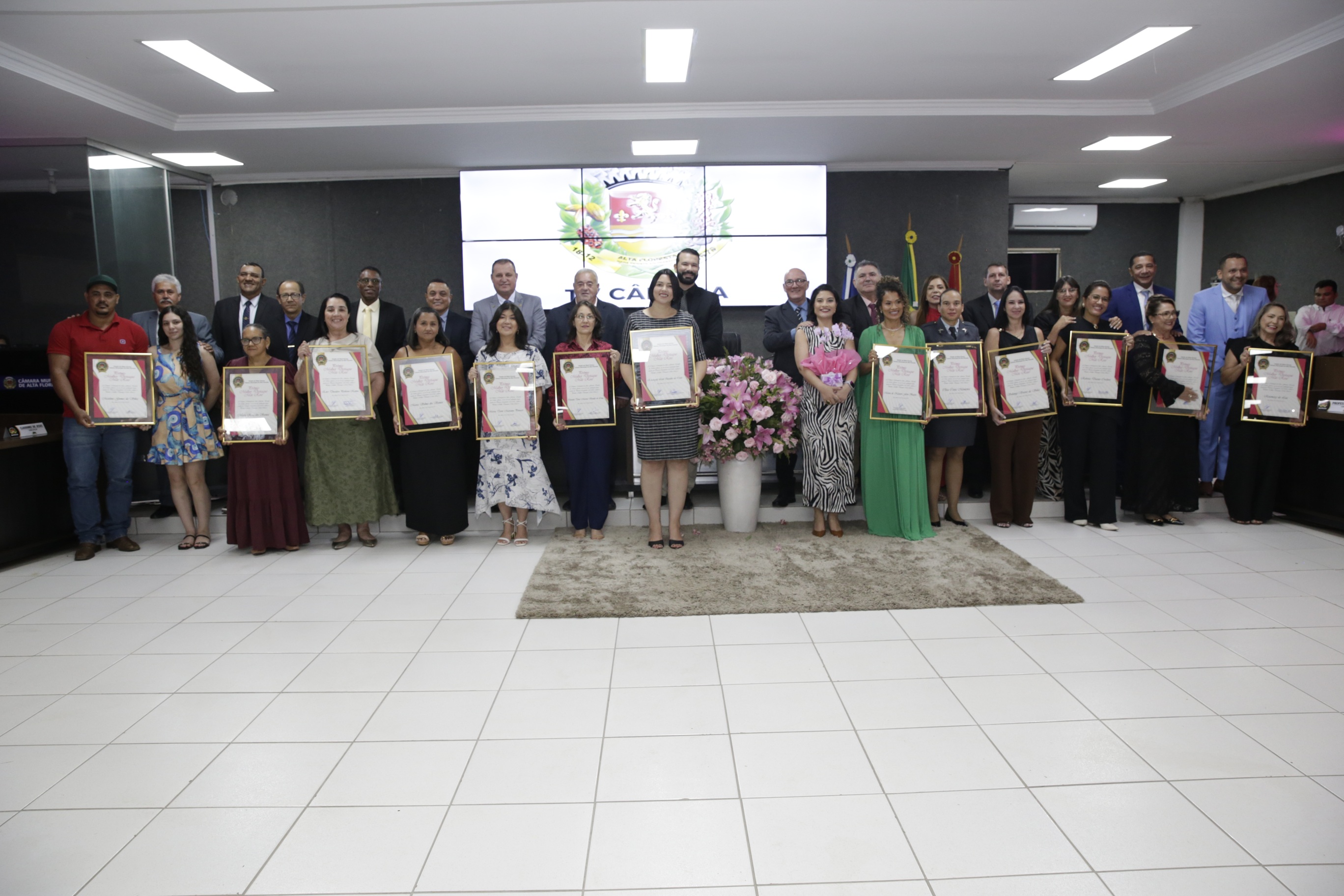 Câmara de Alta Floresta celebra protagonismo feminino com entrega do Prêmio Mulher Destaque Mãe Rose 2026