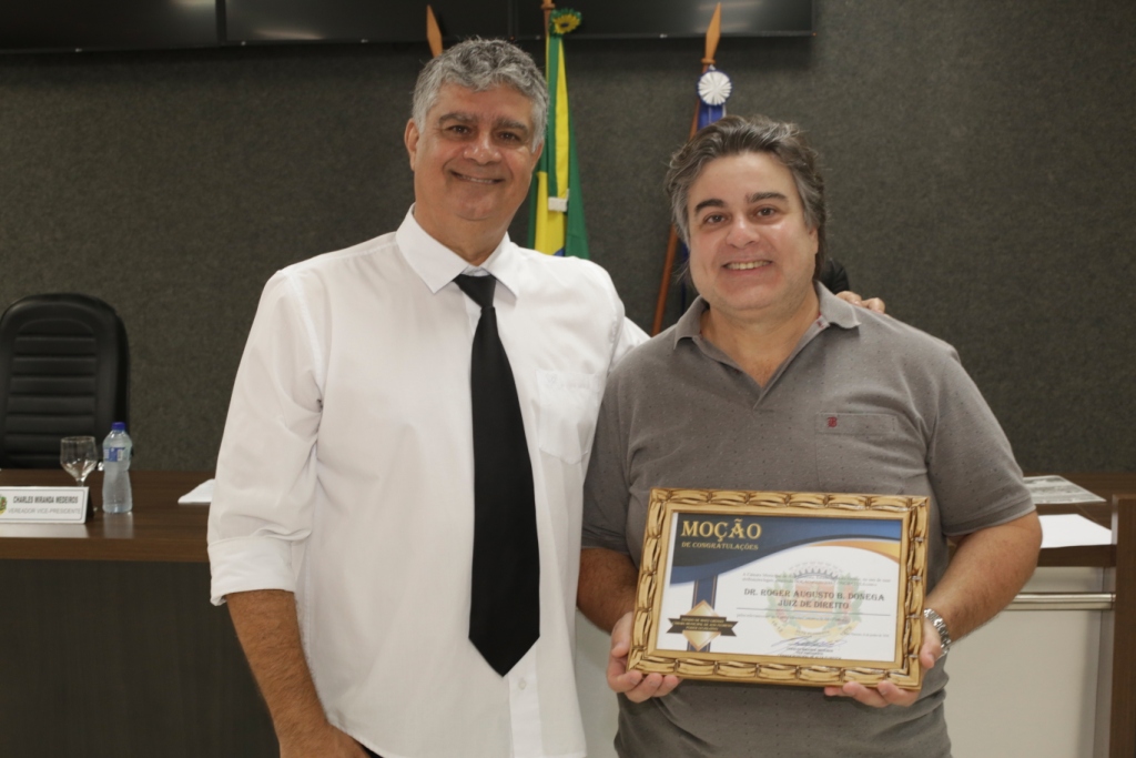Câmara homenageia Juiz Roger Donega com Moção de Congratulações