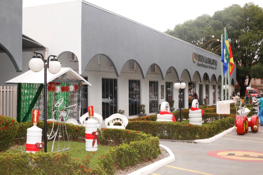 Câmara Municipal recebe primeiros enfeites natalinos