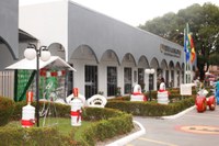 Câmara Municipal recebe primeiros enfeites natalinos