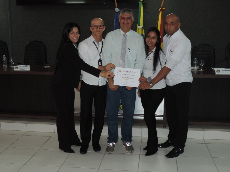 Charles homenageia a empresa Inviolável