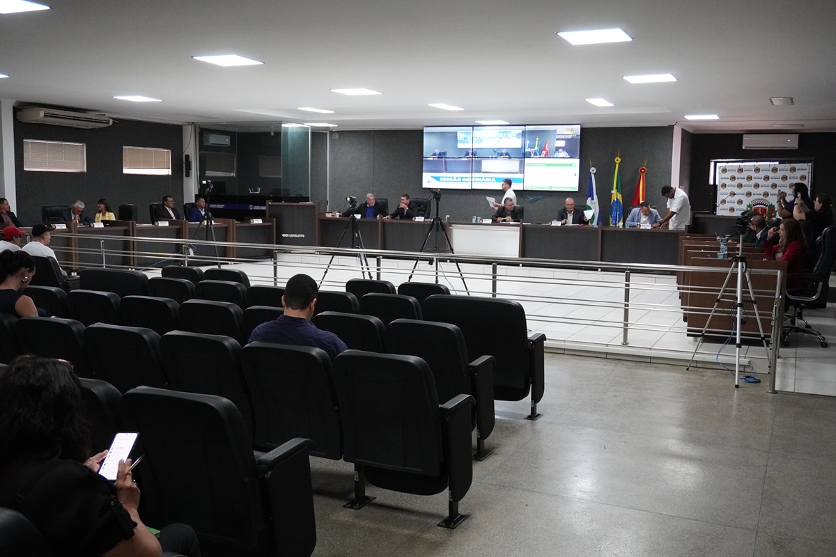 Chicão Motocross e Professor Nilson apresentam indicação solicitando a construção de muro e revitalização de quadra na Escola Municipal Vicente Francisco