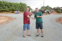 Cidão e Menin acompanham pavimentação da Avenida São Domingos no Boa Nova