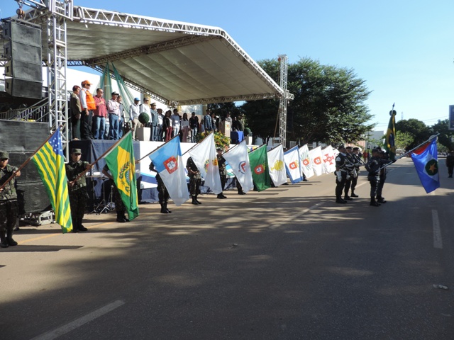 Desfile coroa comemorações de aniversário de Alta Floresta