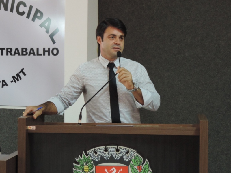 Emerson Machado cobra solução para salário inicial dos servidores