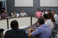 Feiras itinerantes e comércio ambulante foram assuntos da reunião entre vereadores e diretores da CDL