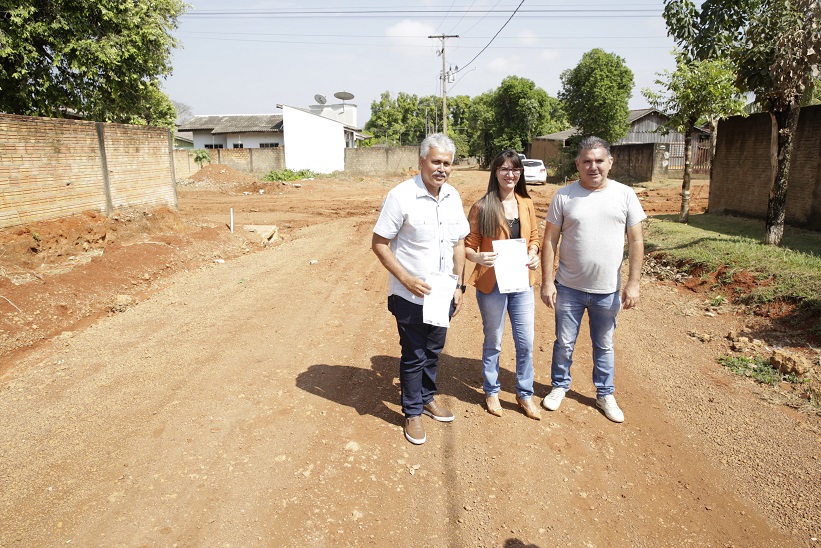 Francisco Ailton, Leonice Klaus e Naldo da Pista destacam pavimentação das ruas Judéia e Dom João VI no Jardim Imperial