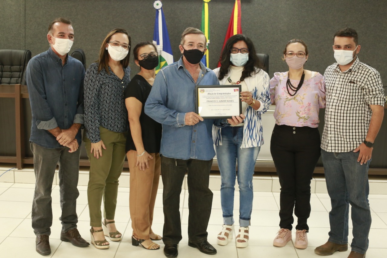Francisco Júnior recebe Moção de Congratulações da Câmara Municipal pelos relevantes serviços prestados à comunidade