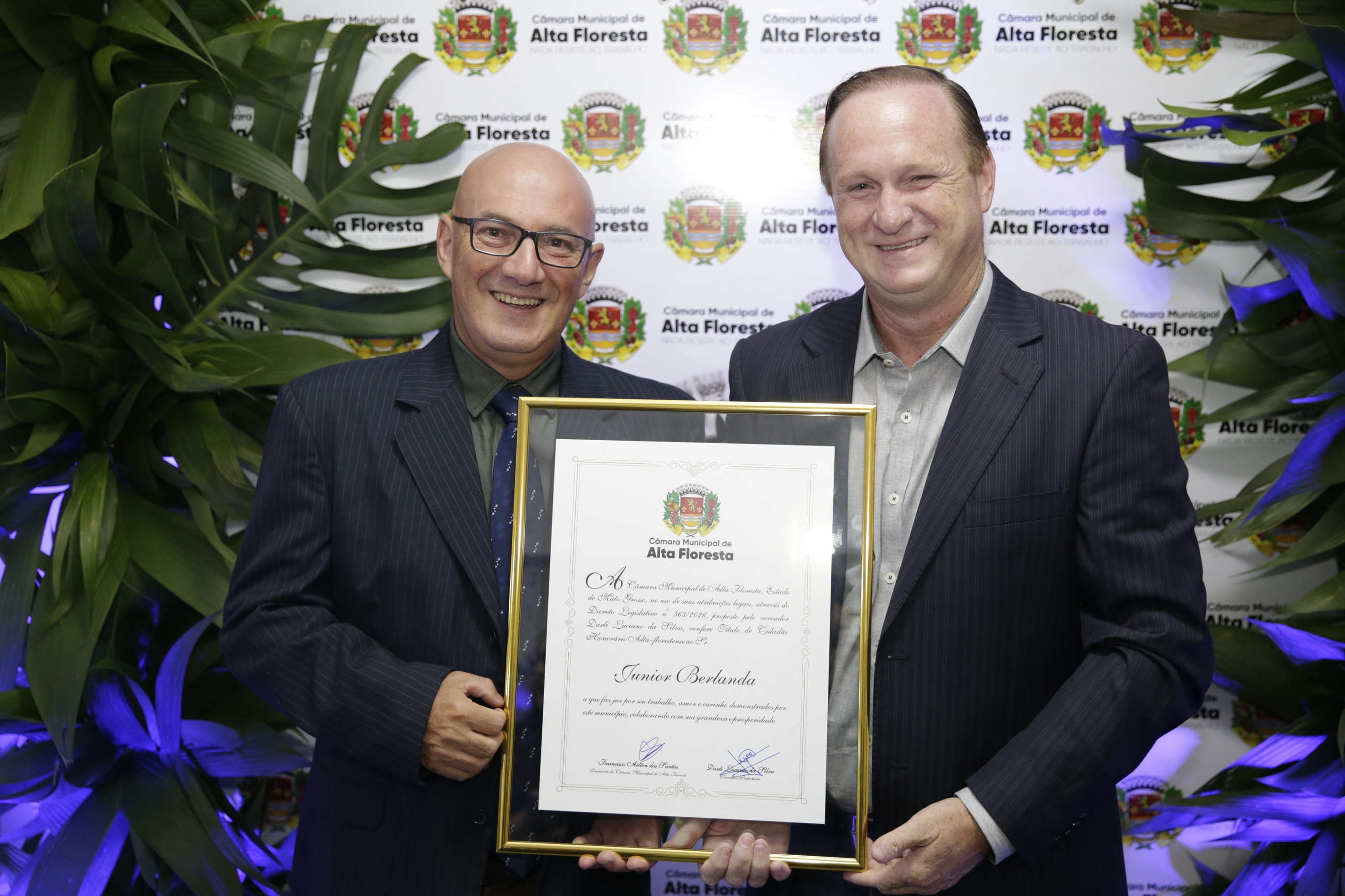 Júnior Berlanda recebe Título de Cidadão Honorário Alta-florestense em sessão solene na Câmara Municipal