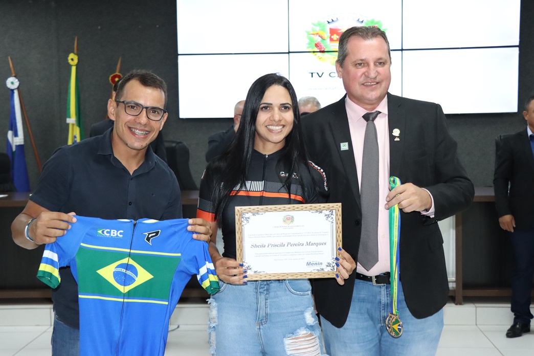 Marcos Menin homenageia ciclista Sheila Priscila com Moção de Congratulações