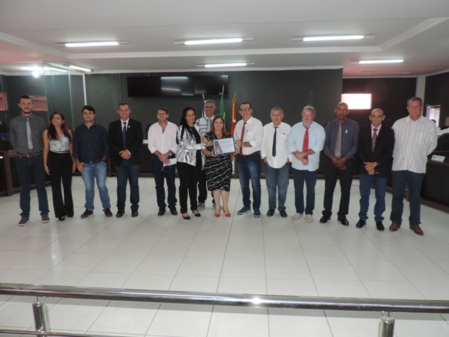 Prefeita Marinéia Munhoz recebe Moção de Congratulações da Câmara Municipal