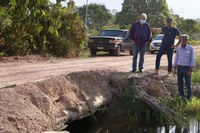 Prefeito atende pedido do presidente Tuti e faz compromisso de recuperar ponte e bueiro no Setor Oeste