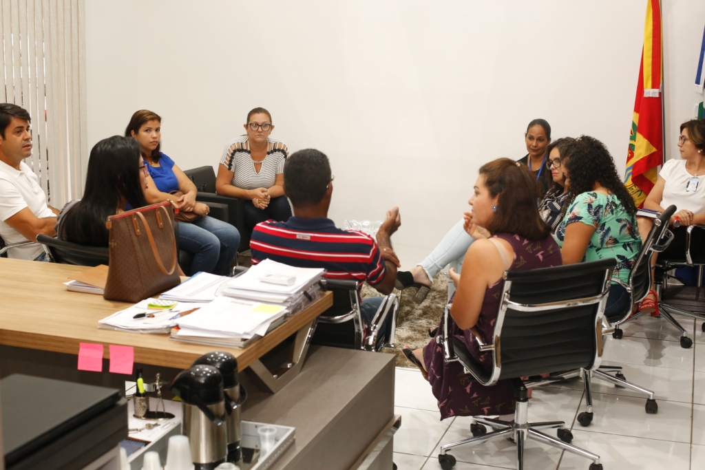 Presidente busca parceria com as escolas para fazer decoração de Natal na Câmara Municipal 