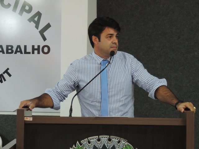 Presidente da Câmara cobra tapa-buraco e limpeza da cidade