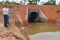 Presidente da Câmara de Vereadores vistoria construção de bueiros na MT-010