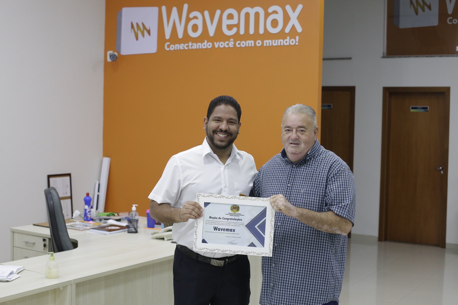 Presidente da Câmara entrega Moção de Congratulações para a Wavemax