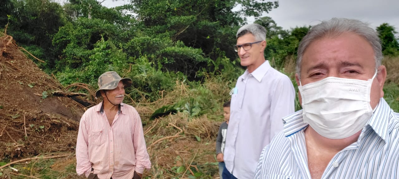 Presidente da Câmara Municipal e o prefeito de Alta Floresta visitam local de construção de bueiro na Comunidade Monte Alegre