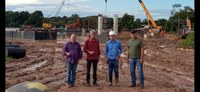 Presidente da Câmara, prefeito de Alta Floresta e secretário de infraestrutura visitam construção de ponte no Rio Teles Pires