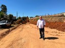 Presidente da Câmara vistoria obras de pavimentação no Jardim Araras