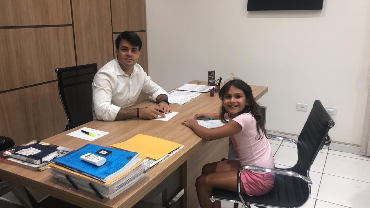 Presidente recebe aluna do Colégio Alta Floresta para fazer trabalho sobre o Poder Legislativo