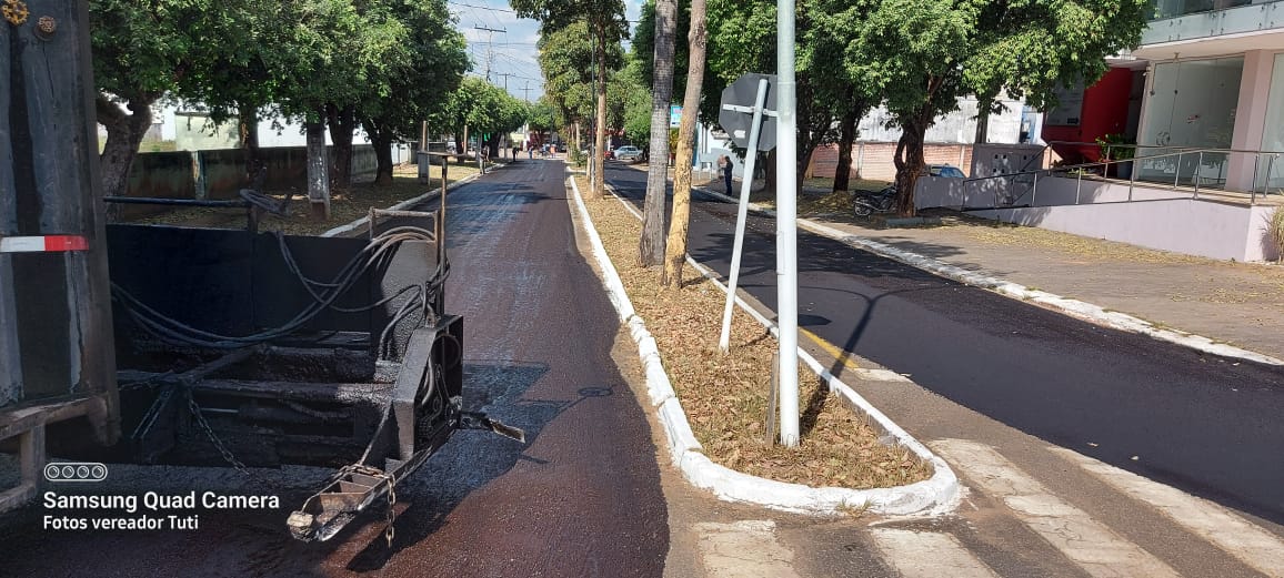 Presidente Tuti acompanha a aplicação do microrrevestimento no centro da cidade