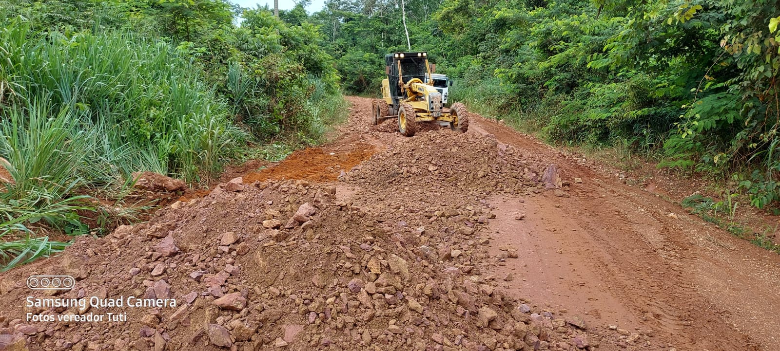 Presidente Tuti e prefeito Chico Gamba acompanham cascalhamento da MT-325