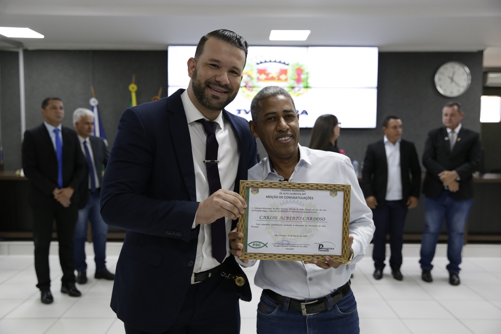 Professor Carlos Alberto Cardoso recebe Moção de Congratulações da Câmara Municipal