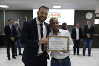 Professor Carlos Alberto Cardoso recebe Moção de Congratulações da Câmara Municipal