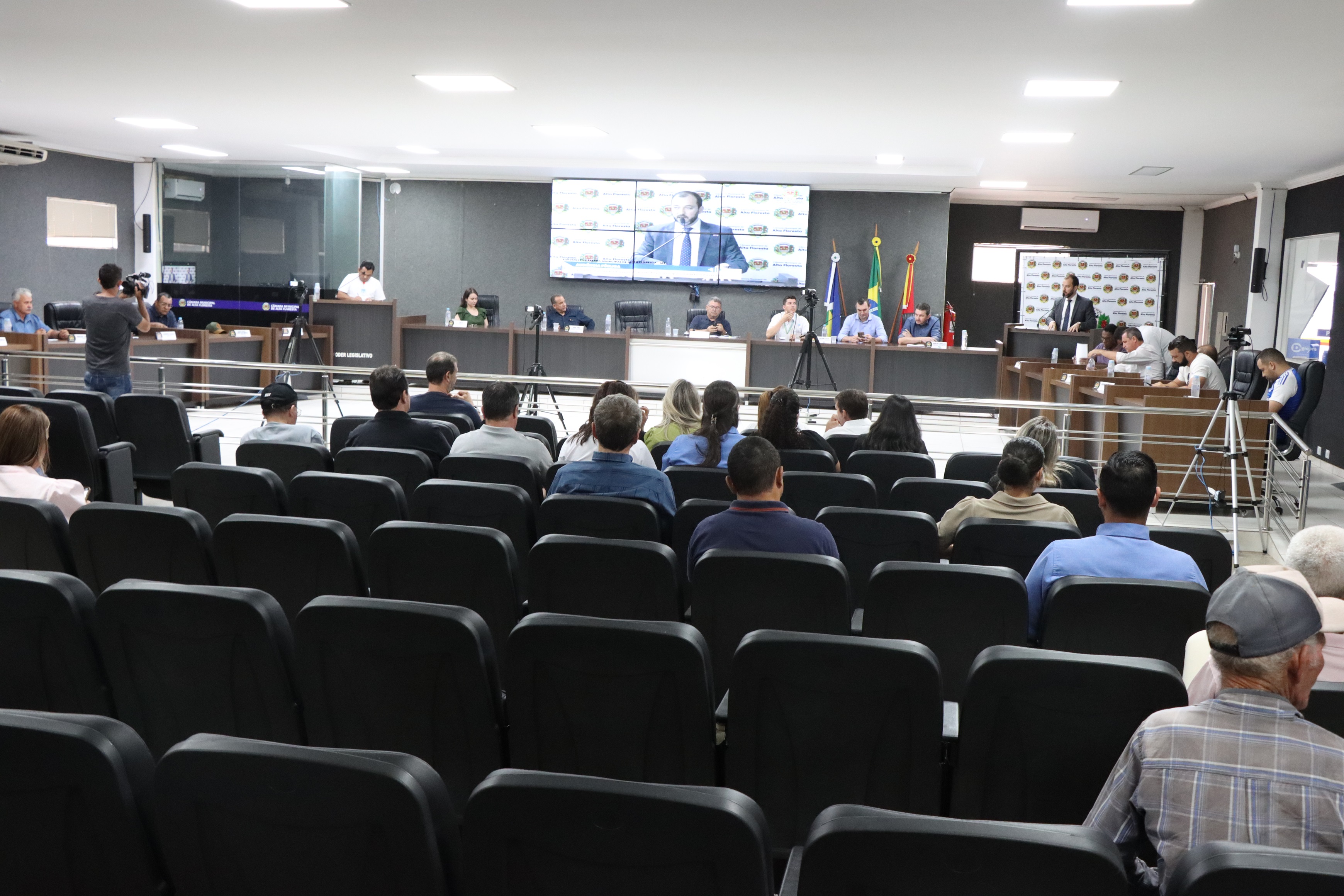 Promotor Danilo Lima pede formalização de reclamações contra a Energisa em Audiência Pública na Câmara