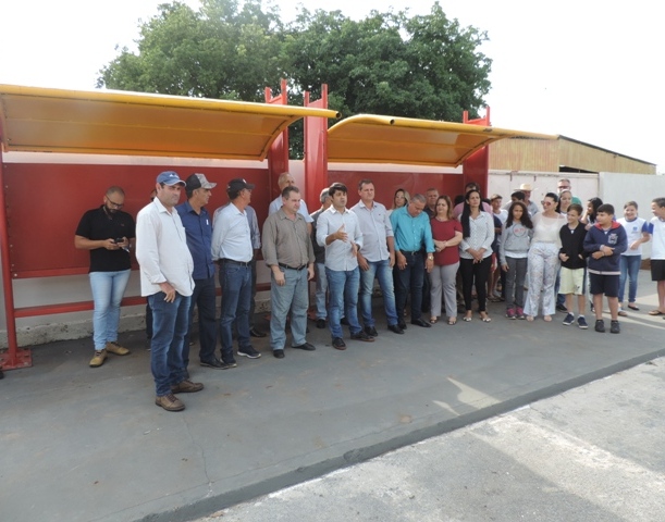 Proporcionando mais segurança aos alunos, pontos de ônibus com recuo e semáforo são entregues em Alta Floresta