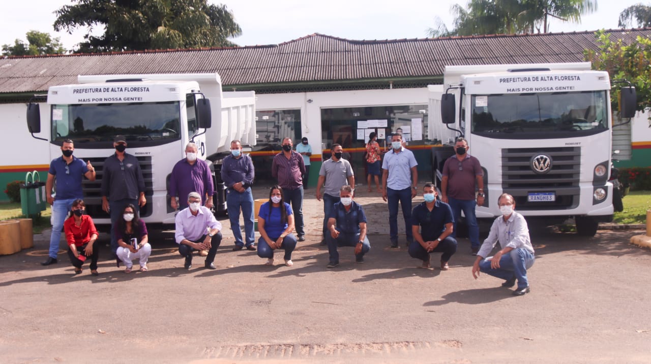 Secretaria de Infraestrutura recebe caminhões novos adquiridos com recursos da Câmara Municipal