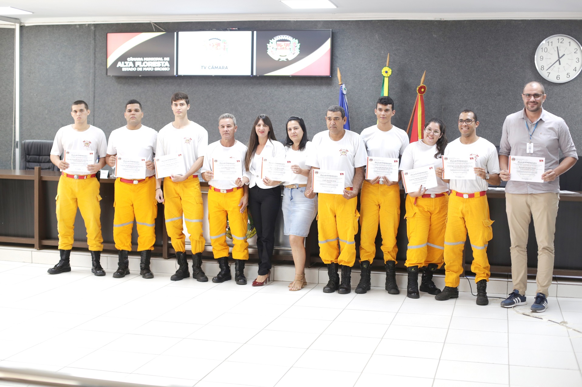 Secretária de Meio Ambiente e brigadistas recebem Moção de Congratulações