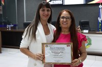 Servidora Pública Maria Primo recebe Moção de Congratulações da Câmara