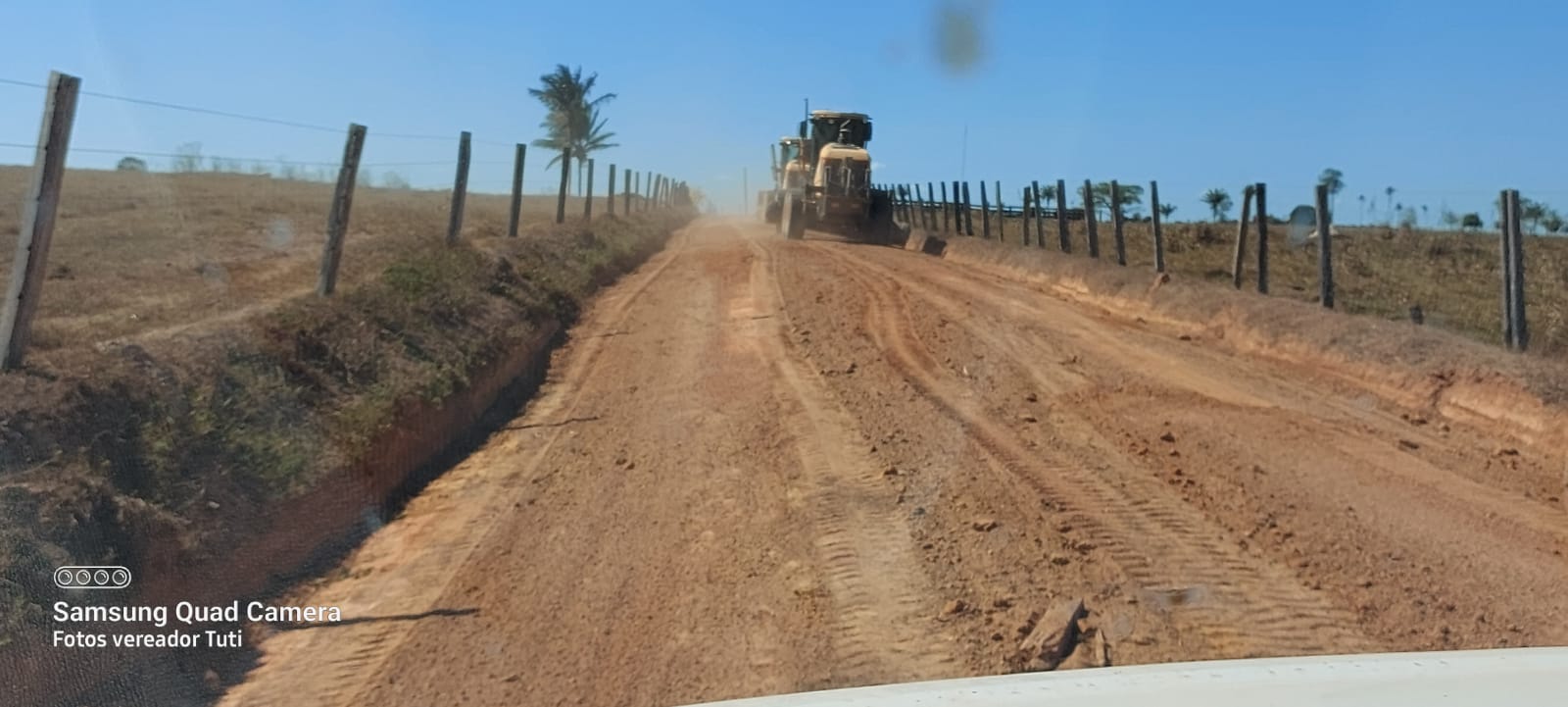 Tuti acompanha recuperação da estrada da Comunidade Andradina