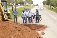 Tuti e Ailton acompanham recuperação de cratera na Avenida Ariosto da Riva