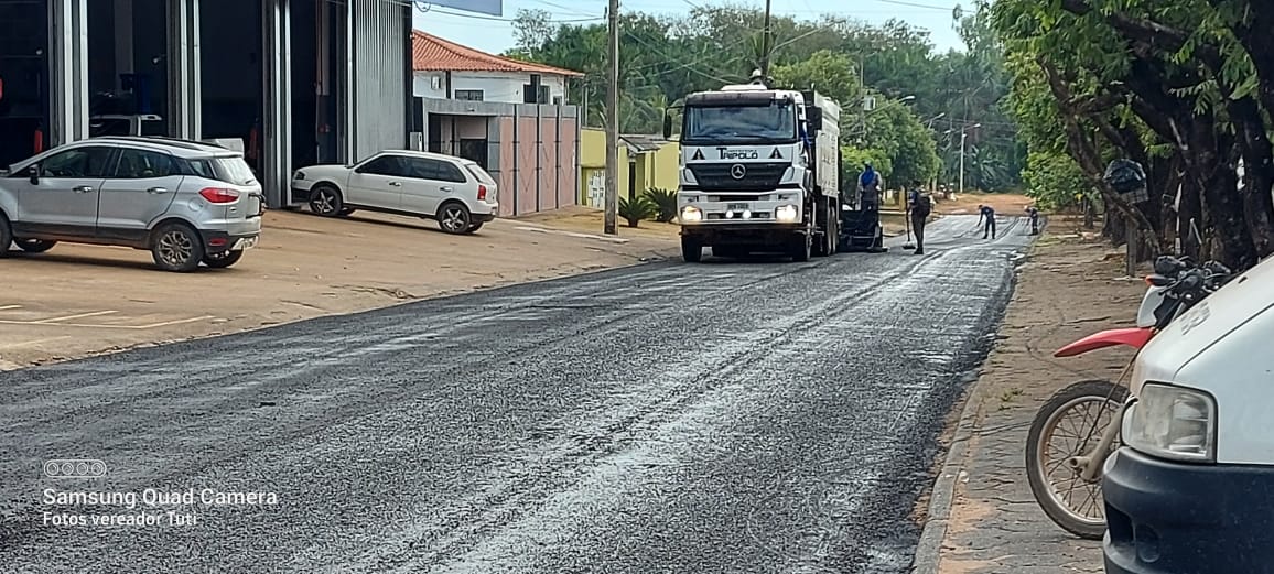 Tuti e Ailton fiscalizam aplicação de microrrevestimento no Setor D