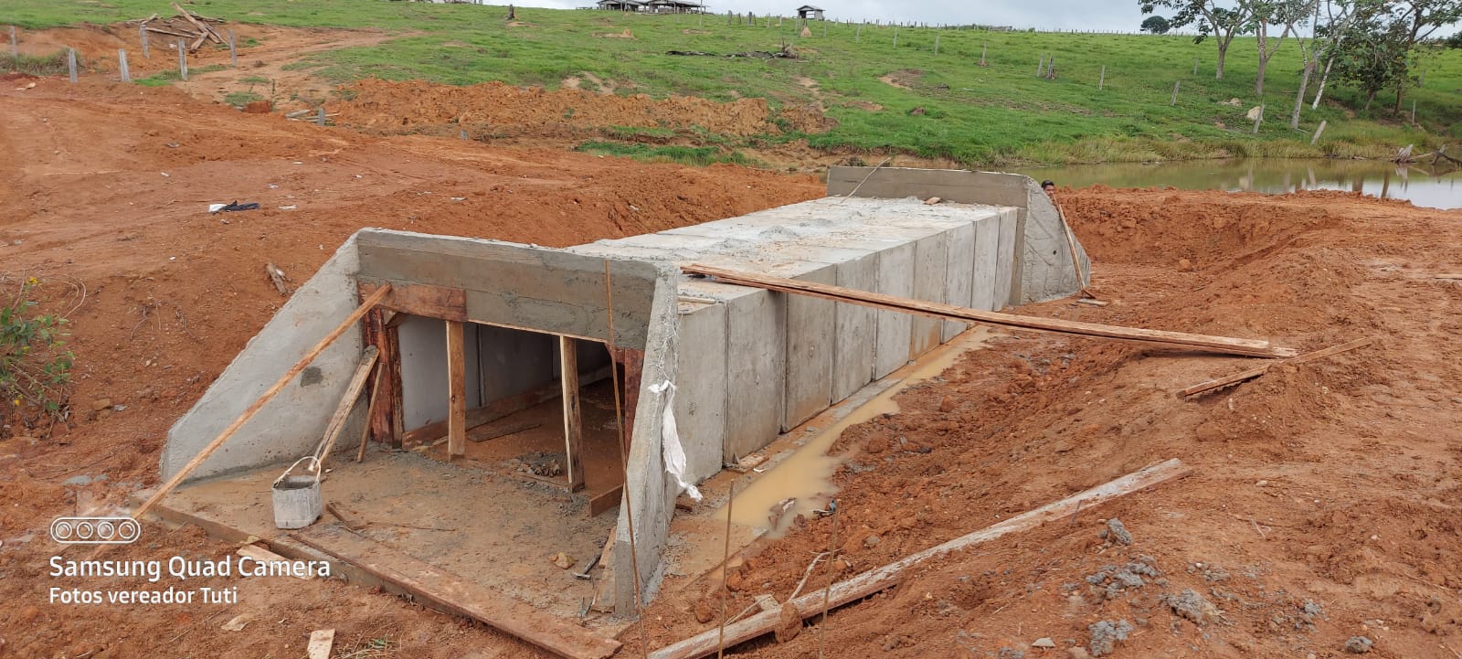 Tuti e Ailton verificam construção e galeria e bueiros no Setor Sul