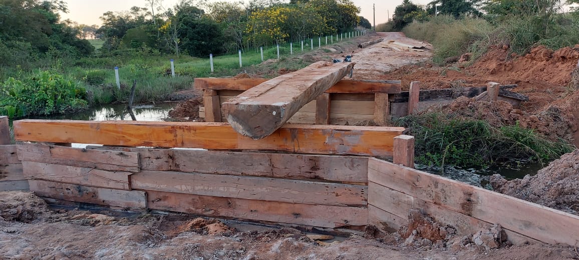Tuti e Ailton vistoriam construção de ponte de madeira na Comunidade Colina Verde