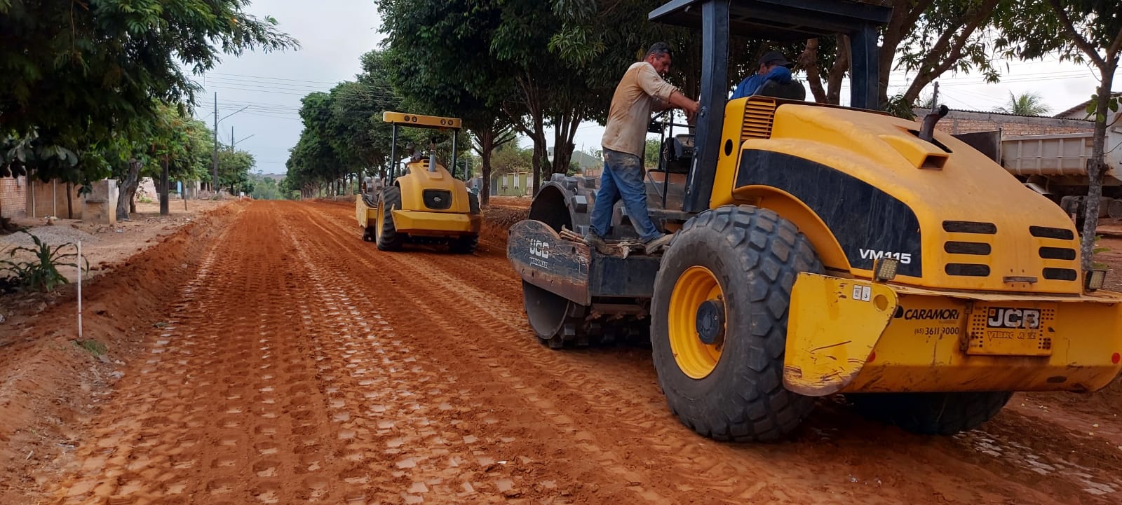 Tuti e Claudinei acompanham obras de terraplanagem para pavimentação no Jardim Renascer
