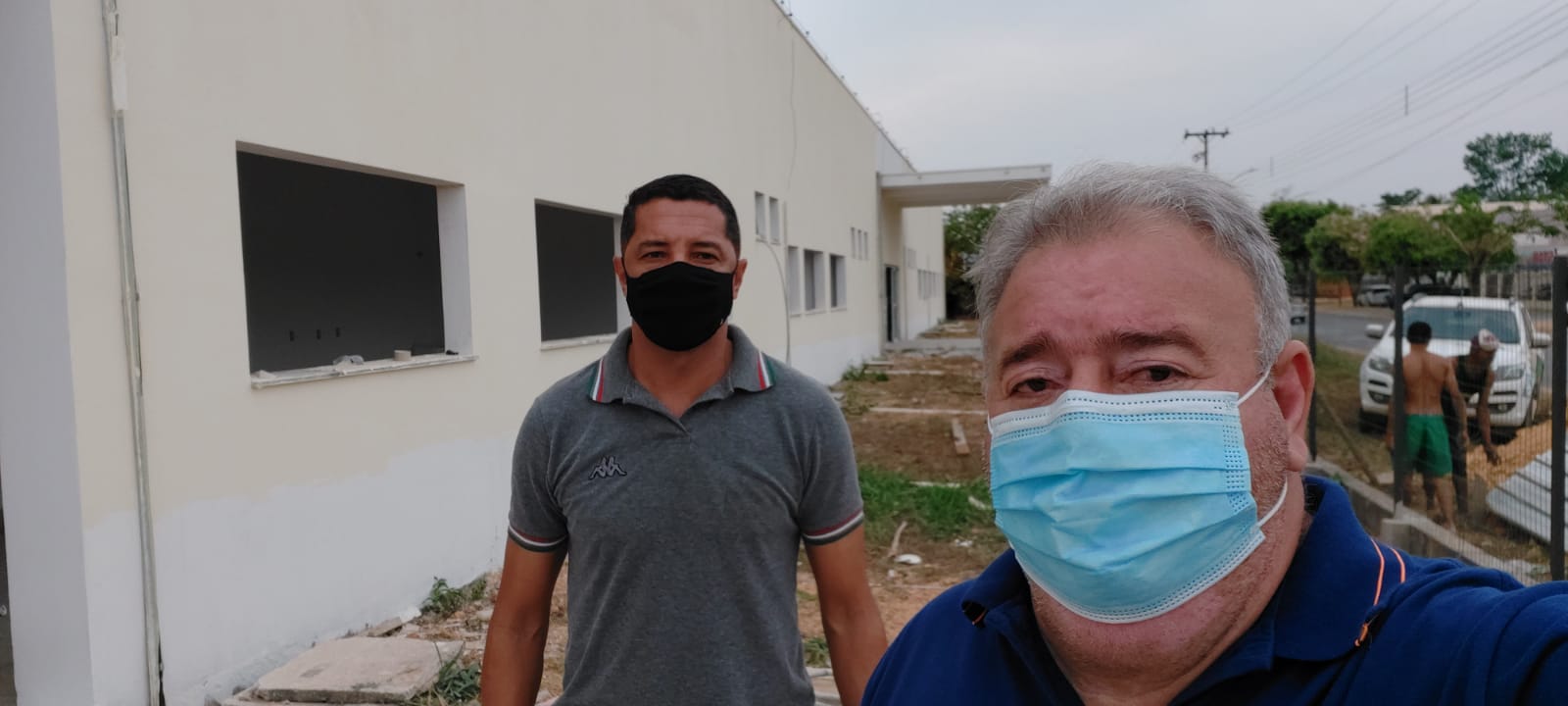 Tuti e Claudinei verificam obras de acabamento da UPA