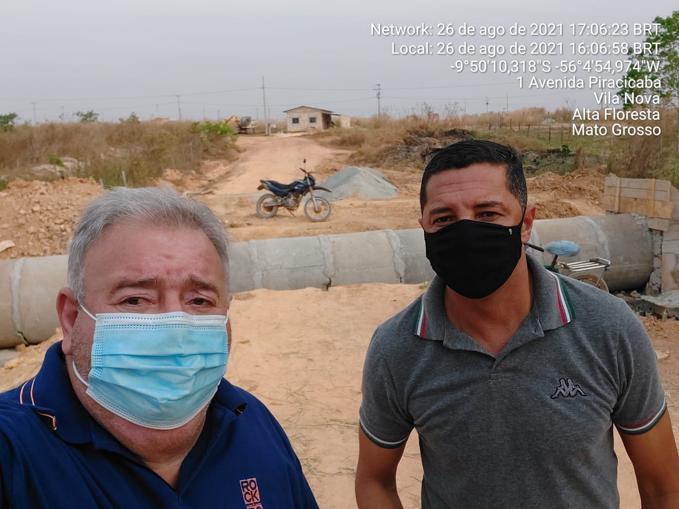 Tuti e Claudinei verificam pavimentação e construção de bueiro na Avenida Vila Nova