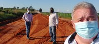 Tuti vistoria com o prefeito Chico Gamba e o secretário Roberto Patel recuperação de ponto crítico na MT-325