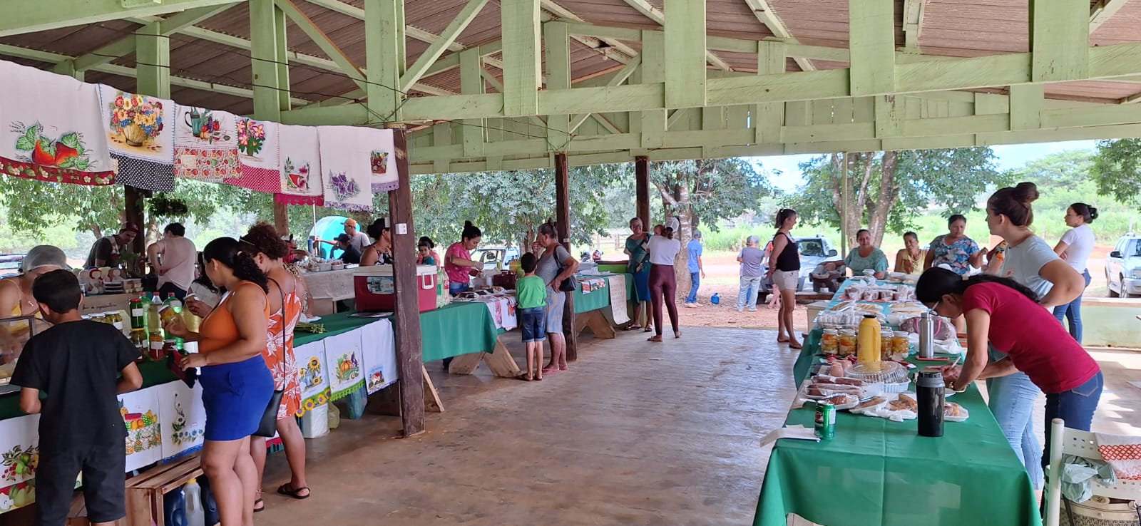 Vereador Adelson Servidor parabeniza o Clube de Mães Paz Divina e a Associação da comunidade Sol Nascente pela realização da Feira da Agricultura Familiar