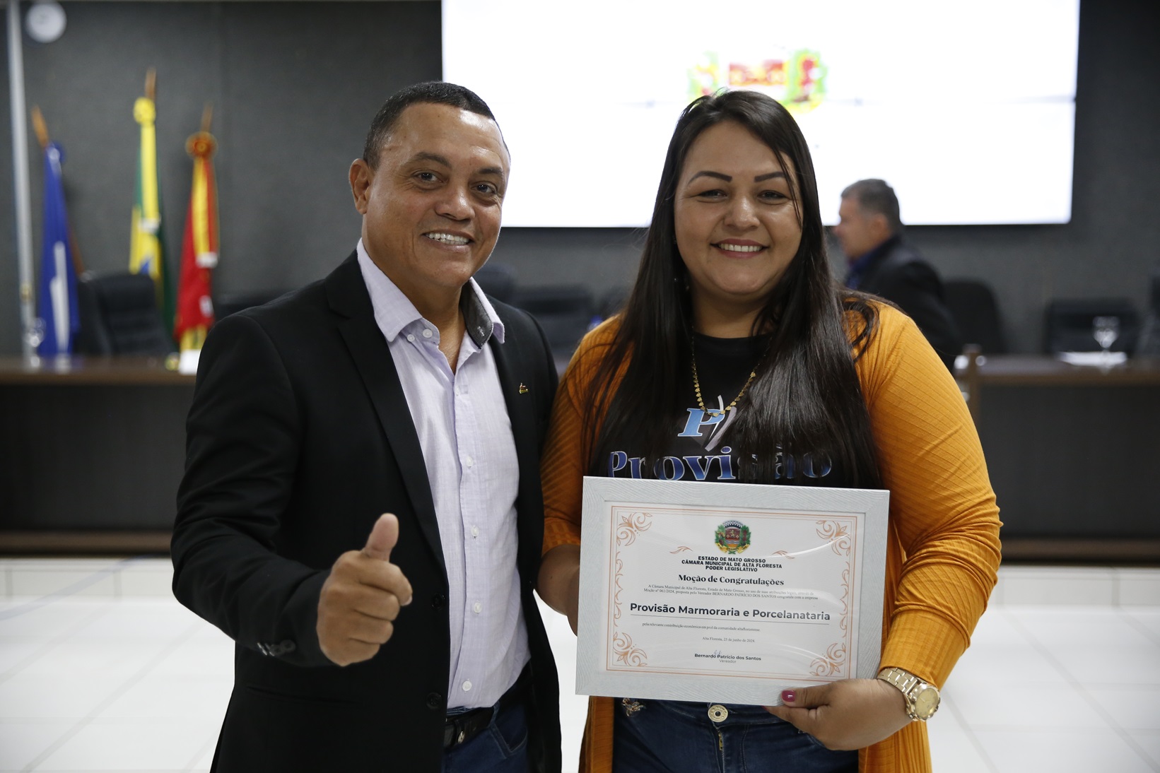 Vereador Bernardo homenageia Provisão Marmoraria e Porcelanataria por contribuição econômica em Alta Floresta