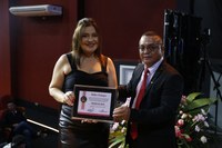 Vereador Bernardo Patrício homenageia a empresária Renata Silva com o Prêmio Mulher Destaque