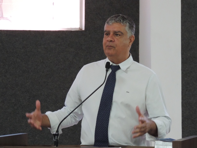 Vereador Charles cobra execução de lei de inclusão digital para idosos