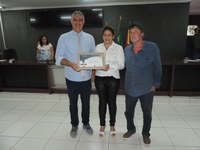 Vereador Charles homenageia empresária Simone Pereira